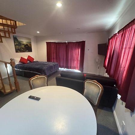 Settlers Motor Lodge Лоуэр-Хатт Экстерьер фото