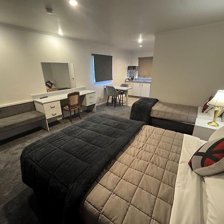 Settlers Motor Lodge Лоуэр-Хатт Экстерьер фото