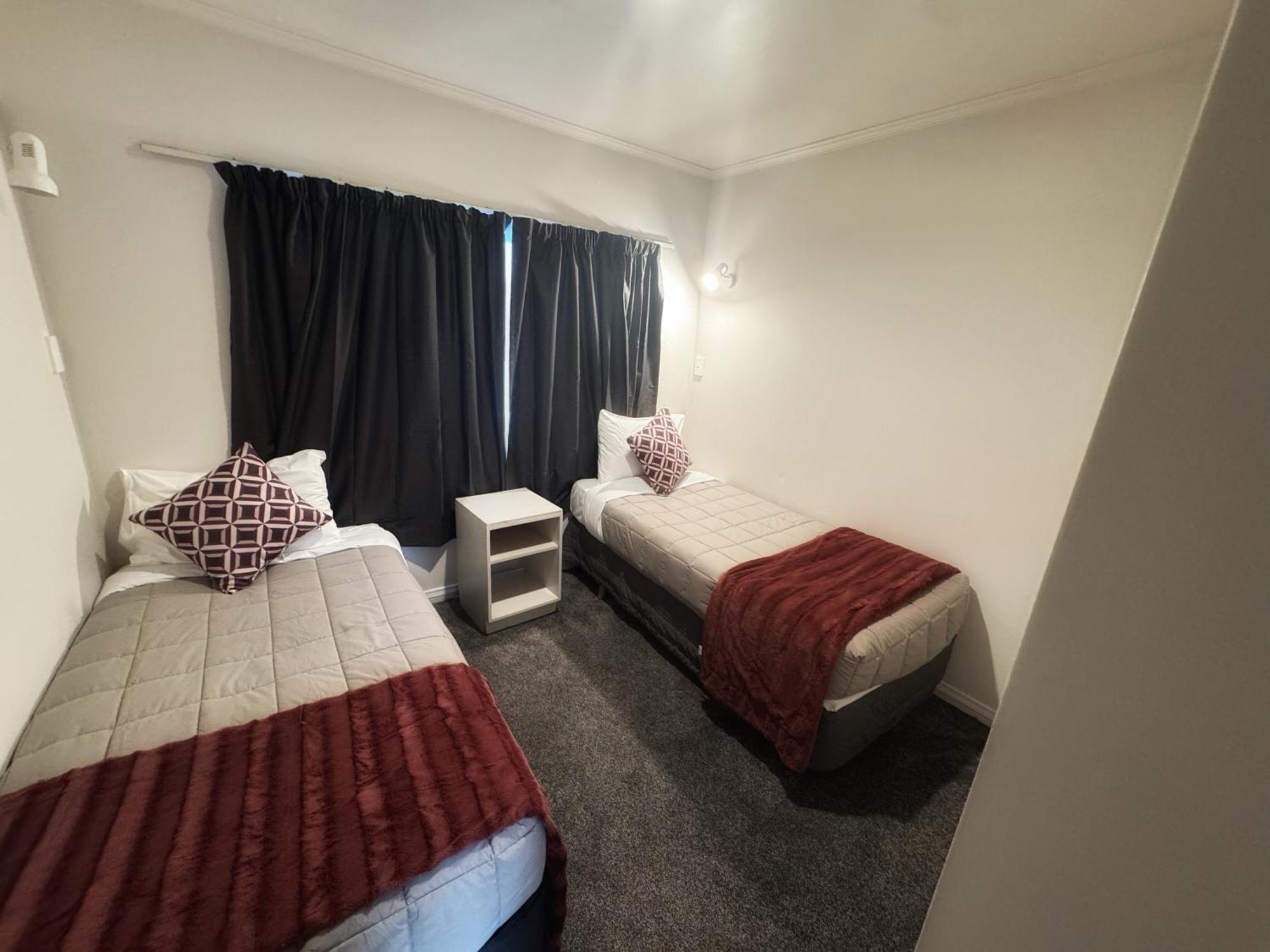 Settlers Motor Lodge Лоуэр-Хатт Экстерьер фото