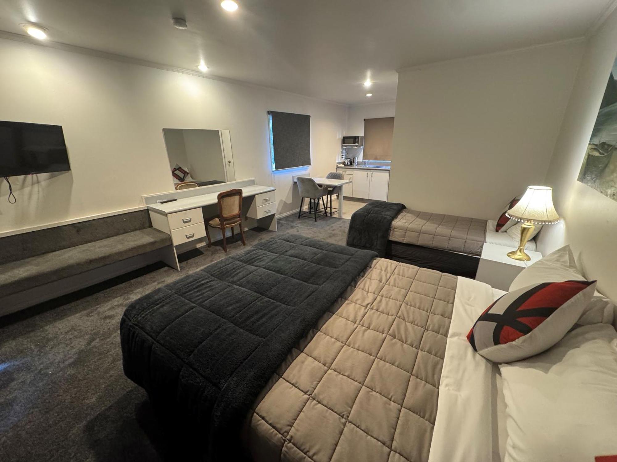 Settlers Motor Lodge Лоуэр-Хатт Экстерьер фото